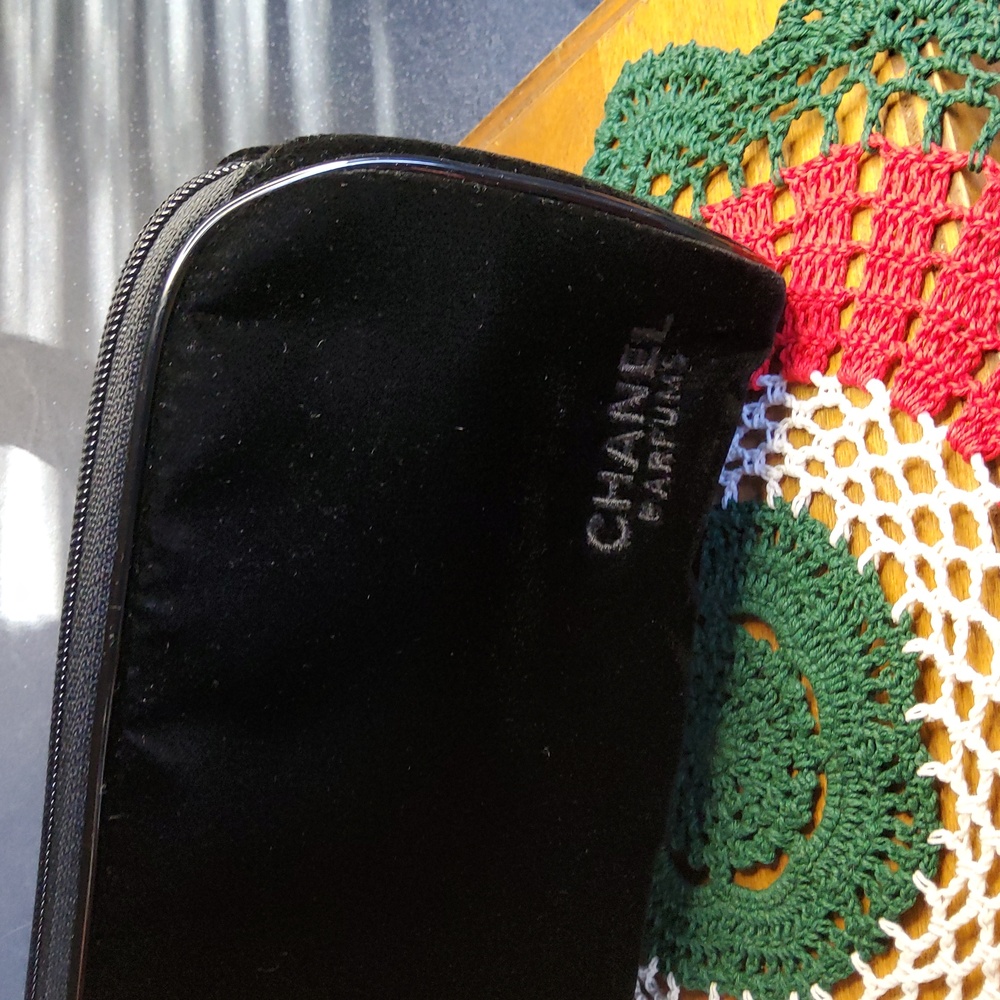 Chanel Parfums Black Velvet Pouch - Picture 2 of 8